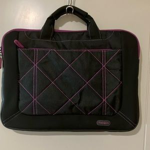 Targus Laptop Material Case in Black With Quilting in Front